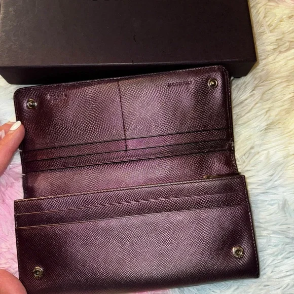 Price drop๐ฃPRADA metallic purple wallet Saffiano leather rare BOX INCLUDED!๐ - Picture 5 of 12